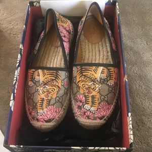 Gucci tiger print flats women